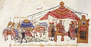 Ortaçağ minyatürü bir kral ve sarayının büyük bir çadırın altında otururken, sol taraflarında at ve silahlarıyla kamp yapmış bir orduyu gösteriyor