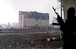 Pemberontak Chechnya mengamati Istana Presiden, di Grozny.