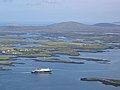 A Caledonian MacBrayne kompja, a MV Hebrides, amint elhagyja Lochmaddy, North Uisti kikötőjét Skye felé