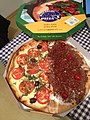 Braziliaanse pizza's kunnen bijna elke smaak hebben. Op de foto een pizza halve mozzarella, tomaat, olijven en kruiden (hartig) en halve chocola, kokos en kersen (zoet).