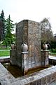 Keramikbrunnen auf dem 1978 neu gestalteten parkartigen Hauptplatz[30]