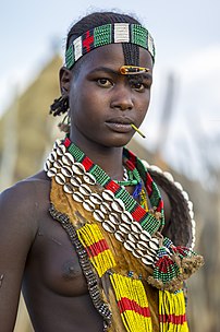 Une femme de la tribu des Hamers (Sud-Ouest de l'Éthiopie), en 2015. (définition réelle 4 992 × 7 512)