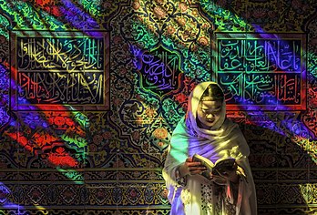 Mulher lendo um livro à luz de um vitral na sala de orações de inverno da Mesquita Nasir-ol-Molk (Mesquita Rosa), Irã. Hoje é o Dia Internacional das Mulheres, um feriado global comemorado anualmente em 8 de março como um ponto focal no movimento pelos direitos das mulheres, chamando a atenção para questões como igualdade de gênero, direitos reprodutivos e violência e abuso contra mulheres. A ONU observa o feriado em conexão com uma determinada questão, campanha ou tema dos direitos das mulheres. O tema de 2023 é vamos todos “#Abraçar a Equidade. A equidade não é apenas algo bom de se ter, é um item obrigatório. E é fundamental entender a diferença entre equidade e igualdade. Equidade significa criar um mundo inclusivo. Quando abraçamos a equidade, abraçamos a diversidade e abraçamos a inclusão.” (definição 5 500 × 3 726)