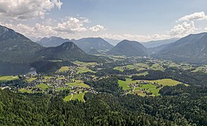 Luftbild vom Ausseerland mit den Ortschaften Altaussee und Bad Aussee