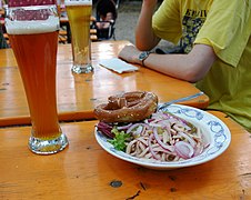 Bière allemande, salade, et bretzel
