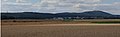 Staufen (rechts) von Osten: In der Mitte lugt neben der Staufen-Nebenkuppe Hahnenkopf (361 m ü. NN), der Berg Judenkopf hervor; links der Lorsbacher Kopf (308 m ü. NN).