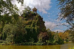 Ile du Belvédère, Buttes-Chaumont, Paris 28 August 2015.jpg