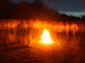 Dansen rond het vuur tijdens Jāņi