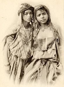 Fotografia de dues dones algerianes de Bou Saâda, c. 1906