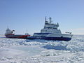 Cargo remorqué par un brise-glace.