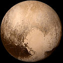 Pluto a speculatro New Horizons pictus, regione Tombaugh colore albido subter visa