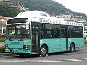 日野・レインボーIIメーカー純正CNG車と、株式会社協同によるCNG改造車の比較。屋根上のCNGボンベの位置と形状が異なる。 左は尾道市営バスのメーカー純正CNG車、右は共同による港区コミュニティバス「ちぃばす」のCNG改造車。