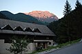 zadružni dom i planina Raduha u pozadini