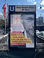 Das Plakat ist im Stil eines Wahlkampfplakats gehalten und zeigt das Gesicht des FDP-Politikers Christian Lindner und daneben den Text „9 Euro Ticket – Kein Geld für ÖPNV? Sollen sie doch Porsche fahren. – Christian Lindner“