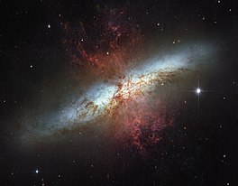 ’n Mosaïekbeeld deur die Hubble-ruimteteleskoop van Messier 82. Dit is ’n kombinasie van vier foto's wat met verskillende kleurfilters geneem is en wys lig van die infrarooi- en sigbare golflengtes, sowel as die lig van die gloeiende waterstof-filamente.