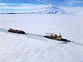 M/V American Tern vedený ruským ledoborcem Krasin, směřující do stanice McMurdo