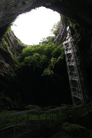 Der Schlund von Padirac mit Treppe und Aufzug