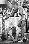 John Landy (r.) im Ziel des 1500-Meter-Laufs 1956, in dem er Bronze gewann. Vor ihm kniend der Sieger Ron Delany aus Irland