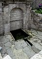 La fontaine de dévotion accolée à la chapelle Saint-Jean-Baptiste (vue partielle).