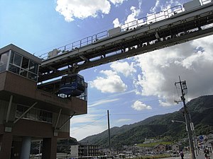 みどり口駅を発車するスカイレール