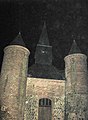 L'église fortifiée, aperçue de nuit.