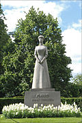 Ada Madsens statue av Dronning Maud.