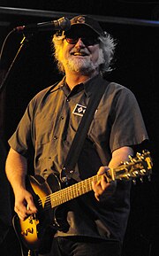 Scott McCaughey tocando la guitarra