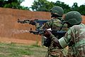 Soldats béninois à l'entraînement aux armes légères (Type 56).