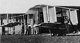 Photographie du Ca.6 prise dans la Vizzola Ticino entre 1911 et 1913. On remarque la double courbure de l'aile, l'absence de dérive et les surfaces verticales de stabilisation entre les ailes.