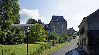 Le château, depuis le pont.