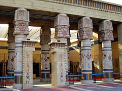 Decoración en columnas de un restaurante de "Egipto" en Terra Mítica