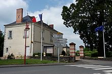 Photographie de la mairie du Pin et du séquoia.