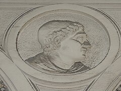 Bas-relief, la tête d'un homme de profil.