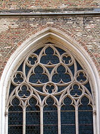 Detalles trilobulados en la Iglesia de Nuestra Señora (Brujas).