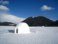 冬の然別湖。湖上にイグルー。後は天望山溶岩ドーム