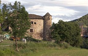 Casa Llivernal, amb la torre de l'església de Noals