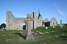 Egy régi templom romjai kelta keresztekkel, Clonmacnoise