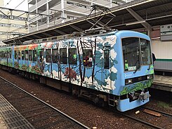 「ギャラリートレイン・こもれび」 塗装変更時にスカートが追加されている 815号車西側と816号車東側（左）は春と夏、815号車東側と816号車西側（右）は秋と冬が表現されている