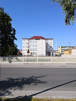 Koulurakennus kuvattuna heinäkuussa 2019.