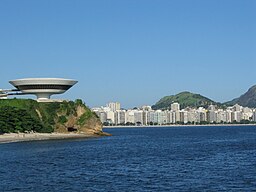 Niterói, med Moderna museet i vänstra förgrunden.