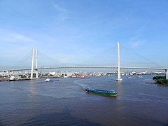 Puente sobre el río Saigón en la Ciudad Ho Chi Minh