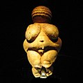 Venus fra Willendorf, en ca. 25.000 år gammel stenfigur af en overdrevent kvindekrop, forestiller sandsynligvis en frugtbarhedsgudinde.