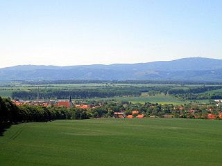 Blick auf die Stadt Osterwieck mit dem Brocken im Hintergrund