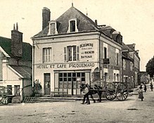 Photographie en noir et blanc d'une place, de ces bâtiments l'environnant, d'un attelage et de piétons.