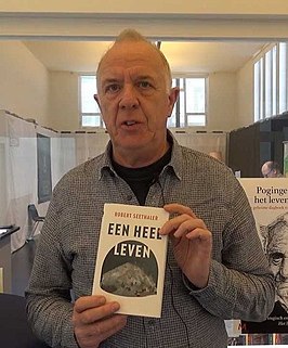 Jos Geysels met zijn favoriete boek: Een Heel Leven van Robert Seethaler