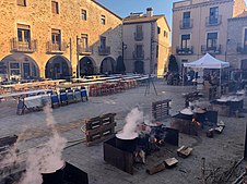 A primera hora del matí a la plaça major de Verges, els perols ja comencen a bullir