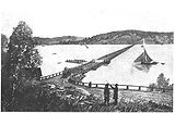 Lidingöbron (den andra i ordningen) mellan Torsvik på Lidingö och Ropsten i Stockholm, byggd 1884, var en flottbro med två lager rundtimmerstockar som flytelement. Den ersattes 1913 med en pontonbro.