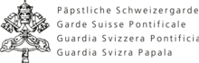 Grafische Darstellung des Logos mit zwei sich kreuzenden Schlüsseln, die mit Kordeln verbunden sind, und einer Papstkrone. Rechts steht „Päpstliche Schweizergarde. Garde Suisse Pontificale. Guardia Svizzera Pontificia. Guardia Svizra Papala“.