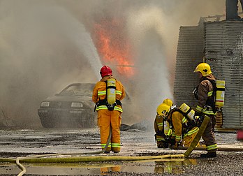 Pompiers combattant un incendie à Château-Richer, au Québec. (définition réelle 2 521 × 1 825)