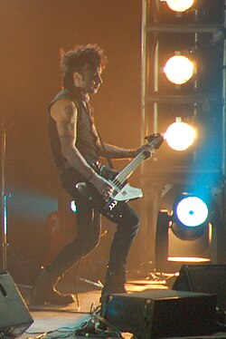 Simon Gallup esiintymässä vuonna 2007.